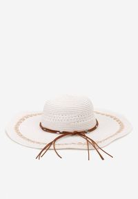 Born2be - Biały Szeroki Kapelusz z Naturalnej Plecionki Ozdobiony Rzemykiem Noavlee. Kolor: biały. Materiał: len. Wzór: aplikacja. Sezon: lato. Styl: boho, klasyczny, elegancki, casual