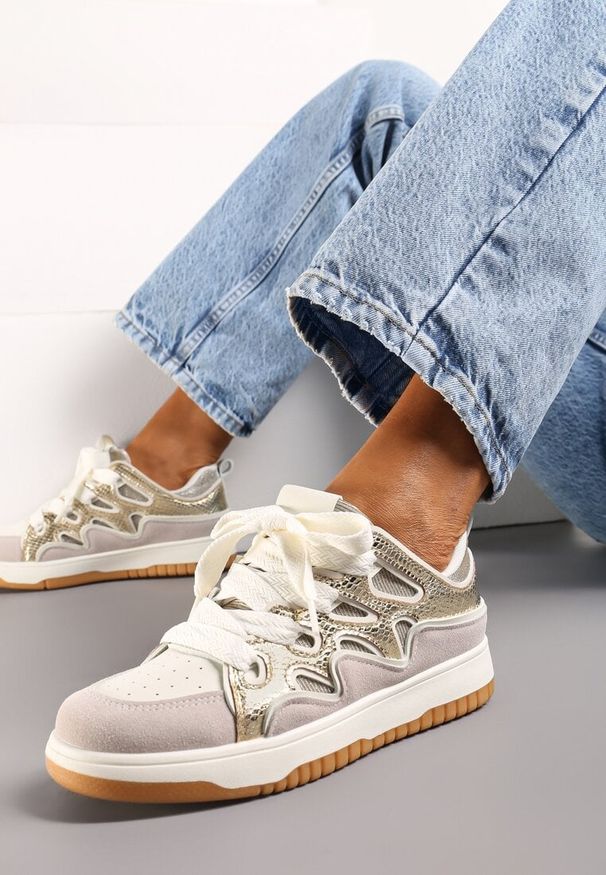 Renee - Złote Sneakersy z Metalicznym Błyskiem i Podwójnym Sznurowaniem Piniara. Kolor: beżowy. Obcas: na obcasie. Wysokość obcasa: niski