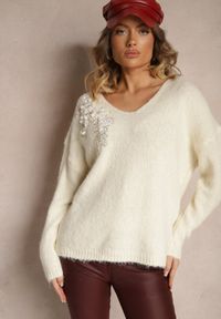 Renee - Jasnobeżowy Sweter z Wełną Ozdobiony Cekinami i Kwiatami 3D Calimi. Okazja: na co dzień. Kolor: beżowy. Materiał: wełna. Długość rękawa: długi rękaw. Długość: długie. Wzór: aplikacja, kwiaty. Sezon: jesień, zima. Styl: klasyczny, casual #5
