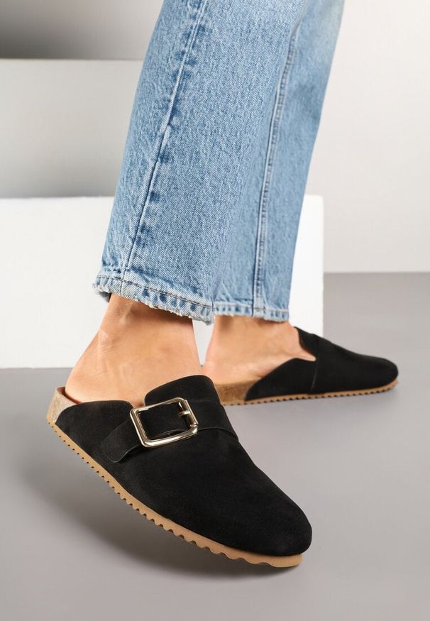 Born2be - Czarne Klapki Mule w Stylu Chodaków z Klamrą Ablera. Kolor: czarny. Obcas: na płaskiej podeszwie