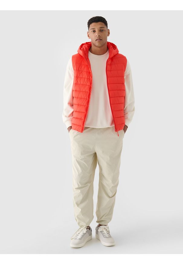 4f - 4F Bezrękawnik puchowy z wypełnieniem syntetycznym męski - czerwona 3XL. Okazja: na co dzień. Typ kołnierza: kaptur, kołnierzyk stójkowy. Kolor: czerwony. Materiał: syntetyk, puch. Długość rękawa: bez rękawów. Długość: krótkie. Styl: klasyczny, casual, sportowy