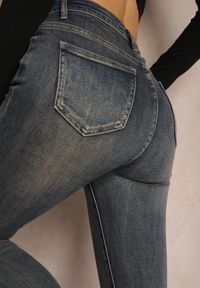 Renee - Granatowe Jeansy Skinny High Waist Wykończone Przetarciami Nevelisa. Okazja: na co dzień. Stan: podwyższony. Kolor: niebieski. Wzór: aplikacja. Styl: elegancki, casual, sportowy