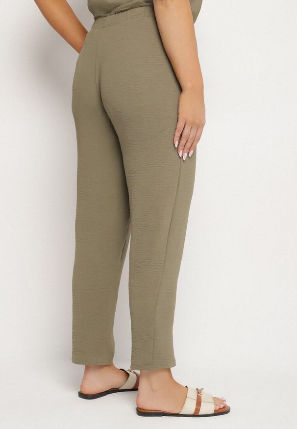 Born2be - Zielone Spodnie o Prostym Kroju z Gumką w Talii Filavia. Okazja: na co dzień. Kolor: zielony. Styl: sportowy, casual, elegancki