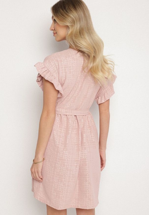 Born2be - Ciemnoróżowa Sukienka Ozdobiona Falbankami i Paskiem Izulira. Typ kołnierza: kołnierz z falbankami. Kolor: różowy. Wzór: aplikacja. Styl: elegancki