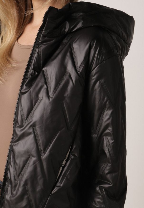 Born2be - Czarna Kurtka z Kapturem Pikowana z Materiałowymi Wykończeniami Sofie. Okazja: na co dzień. Typ kołnierza: kaptur. Kolor: czarny. Materiał: materiał. Styl: casual