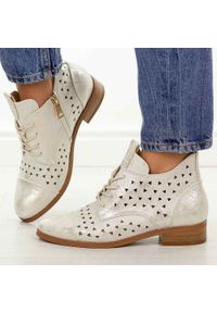 Złote ażurowe botki damskie Vinceza 58620. Okazja: na co dzień. Nosek buta: okrągły. Kolor: złoty. Szerokość cholewki: normalna. Wzór: ażurowy. Materiał: skóra. Sezon: wiosna, lato, jesień. Obcas: na obcasie. Styl: casual, klasyczny, elegancki. Wysokość obcasa: niski #1