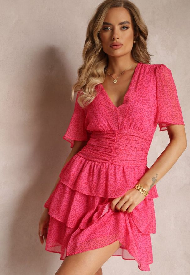 Renee - Różowa Sukienka Mini z Falbankami i Marszczeniem w Talii Kraisa. Typ kołnierza: kołnierz z falbankami. Kolor: różowy. Materiał: tkanina. Długość rękawa: krótki rękaw. Wzór: aplikacja. Sezon: wiosna, lato. Długość: mini