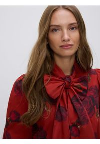 Reserved - Bawełniana koszula z wiązaniem - czerwony. Kolor: czerwony. Materiał: bawełna #1
