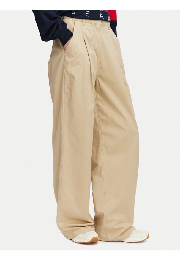 Tommy Jeans Spodnie materiałowe DW0DW21698 Beżowy Regular Fit. Kolor: beżowy. Materiał: bawełna