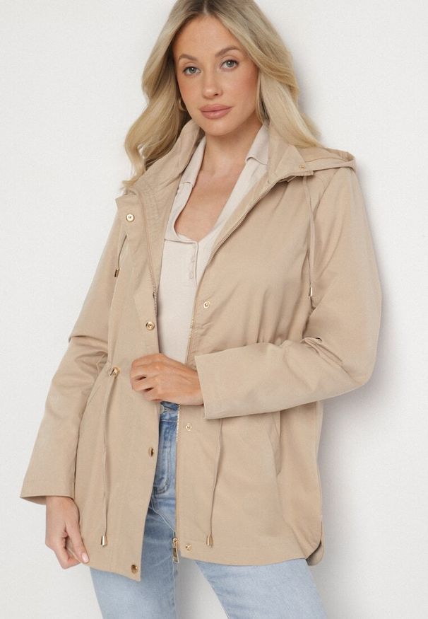 Born2be - Beżowa Kurtka Parka ze Ściągaczem w Talii i Odpinanym Kapturem Elanoreta. Okazja: na co dzień. Kolor: beżowy. Materiał: jeans. Styl: elegancki, casual