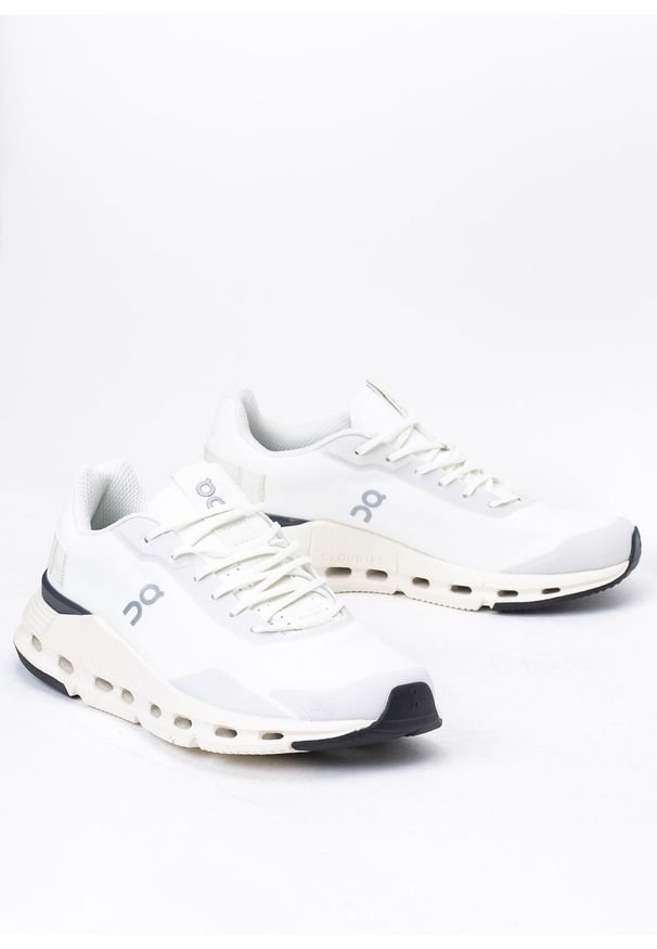 On Running - Sneakersy damskie białe ON RUNNING CLOUDNOVA FORM. Okazja: do pracy, na spacer, na co dzień. Kolor: biały. Sport: bieganie