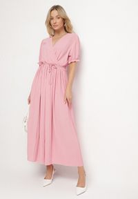 Born2be - Różowa Kopertowa Sukienka z Bawełną i Paskiem Ivellevia. Okazja: na co dzień. Typ kołnierza: dekolt w serek. Kolor: różowy. Materiał: bawełna. Długość rękawa: długi rękaw. Sezon: lato. Typ sukienki: kopertowe. Styl: klasyczny, casual, elegancki #6