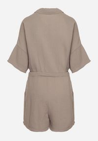 Born2be - Ciemnobeżowy Muślinowy Kombinezon z Bawełny Wiązany w Talii z Guzikami Dlirena. Kolor: beżowy. Materiał: bawełna. Długość rękawa: krótki rękaw. Długość: krótkie. Styl: elegancki #2