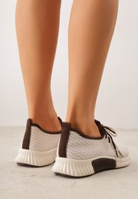 Born2be - Beżowo-Brązowe Sneakersy z Podwójnym Sznurowaniem Dorielle. Nosek buta: okrągły. Kolor: beżowy. Materiał: materiał. Obcas: na obcasie. Wysokość obcasa: niski #3