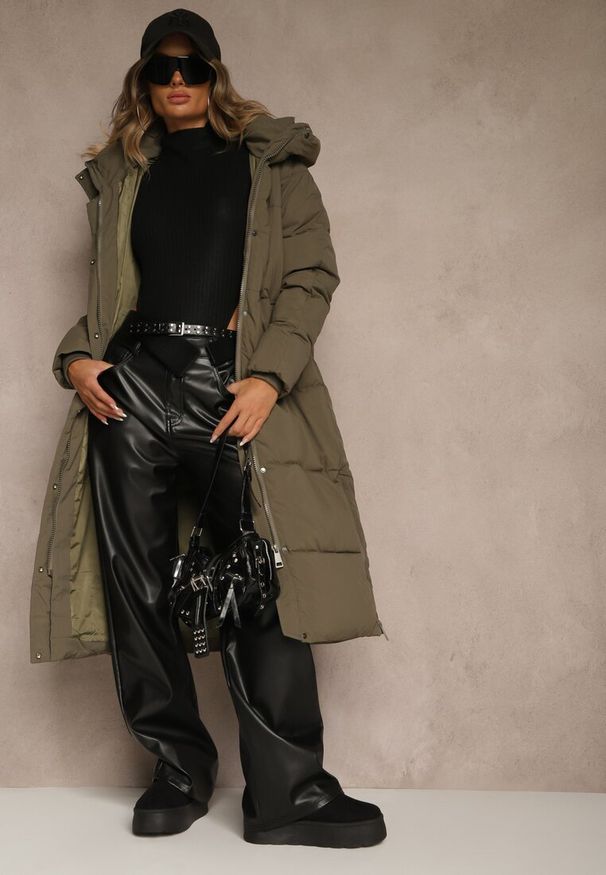 Renee - Ciemnozielona Zimowa Kurtka z Pikowanymi Przeszyciami Kapturem i Suwakami Gionea. Okazja: na spacer. Kolor: zielony. Materiał: jeans. Sezon: zima