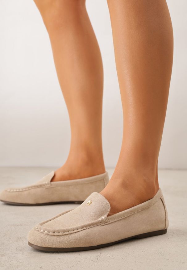 Renee - Jasnobeżowe Mokasyny VICES z Wkładką ze Skóry Naturalnej i Metalicznym Elementem Alcimene. Nosek buta: okrągły. Kolor: beżowy. Materiał: skóra. Obcas: na obcasie. Wysokość obcasa: niski