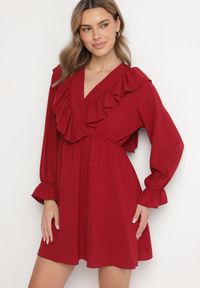 Born2be - Bordowa Rozkloszowana Sukienka o Kopertowym Kroju z Falbankami Celonara. Okazja: na imprezę. Typ kołnierza: kołnierz z falbankami. Kolor: czerwony. Typ sukienki: kopertowe. Styl: elegancki #1