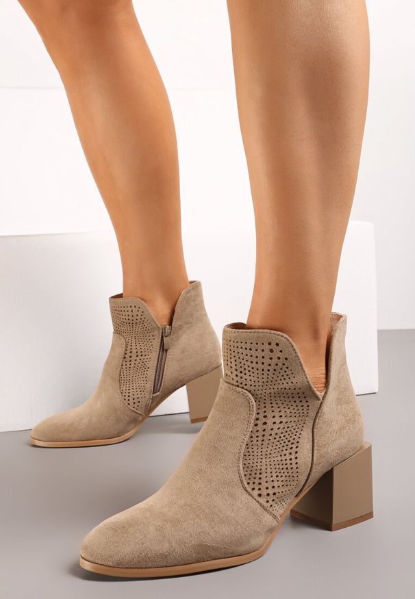 Renee - Ciemnobeżowe Botki z Ażurową Cholewką ze Skórzaną Wkładką i Noskiem w Szpic Voilaria. Kolor: beżowy. Materiał: skóra. Szerokość cholewki: normalna. Wzór: ażurowy. Sezon: wiosna, jesień. Obcas: na obcasie. Wysokość obcasa: średni