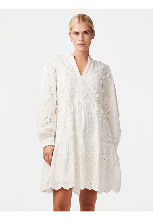 YAS Sukienka letnia Menusa 26033229 Biały Regular Fit. Kolor: biały. Materiał: bawełna. Sezon: lato