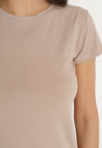 Born2be - Jasnobeżowy Bawełniany Klasyczny T-shirt Lunolia. Okazja: na co dzień. Kolor: beżowy. Materiał: bawełna. Wzór: gładki. Styl: klasyczny