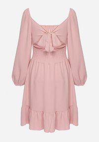 Born2be - Różowa Sukienka Auxede. Typ kołnierza: dekolt kwadratowy. Kolor: różowy. Materiał: tkanina. Długość rękawa: długi rękaw. Wzór: gładki #5