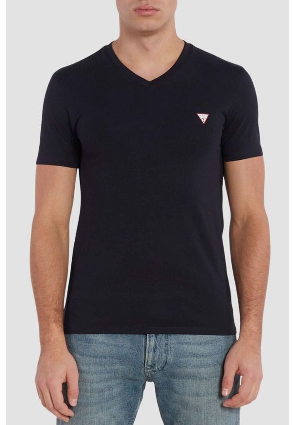 Guess - GUESS Granatowy męski t-shirt z małym logo. Okazja: na co dzień. Typ kołnierza: dekolt w serek. Kolor: niebieski. Materiał: bawełna, elastan. Długość rękawa: krótki rękaw. Długość: krótkie. Styl: elegancki, casual