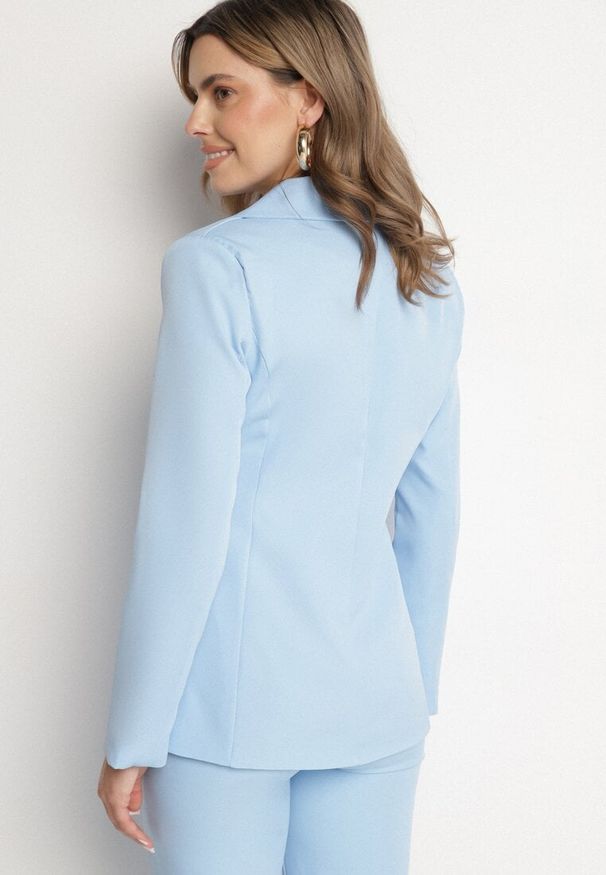 Born2be - Jasnoniebieska Taliowana Marynarka z Usztywnioną Linią Ramion Finzeki. Okazja: na co dzień. Kolor: niebieski. Materiał: jeans. Styl: klasyczny, casual