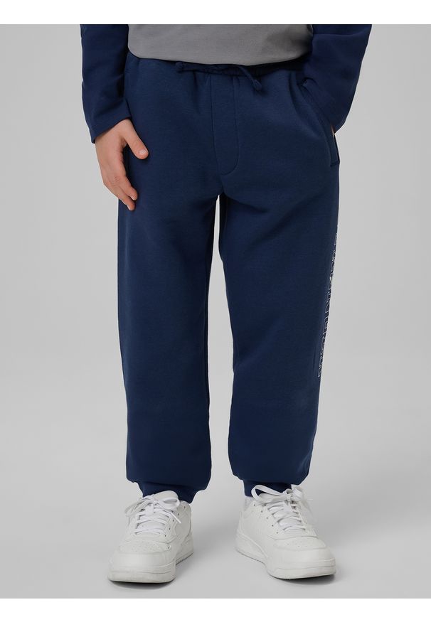 4f - 4F Spodnie dresowe joggery chłopięce - granatowe 140 (9-10 lat). Okazja: na co dzień. Kolor: niebieski. Materiał: dresówka. Sezon: lato. Styl: casual