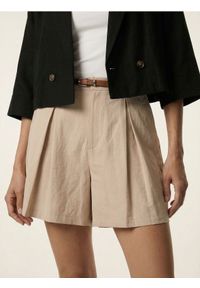 Sinsay - Szorty bermudy z paskiem i domieszką wiskozy - beżowy. Kolor: beżowy. Materiał: wiskoza #1