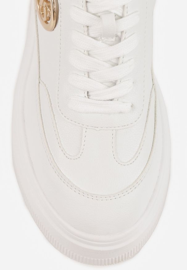 Born2be - Białe Sneakersy Vices na Platformie Zdobione Okrągłą Aplikacją Wodvire. Okazja: na spacer, na co dzień. Nosek buta: okrągły. Kolor: biały. Materiał: jeans. Szerokość cholewki: normalna. Wzór: aplikacja. Obcas: na platformie. Sport: turystyka piesza