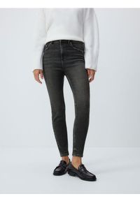 Reserved - Jeansy high waist - beżowy. Stan: podwyższony. Kolor: beżowy #1