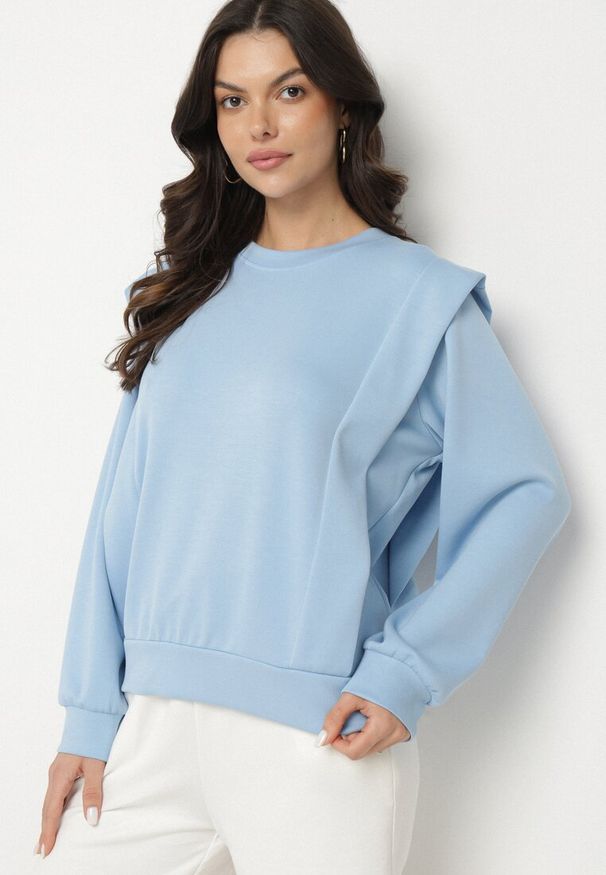 Born2be - Jasnoniebieska Bluza z Wiskozą z Podkreśloną Linią Ramion Alithra. Okazja: na co dzień. Kolor: niebieski. Materiał: wiskoza. Wzór: aplikacja. Styl: klasyczny, elegancki, casual