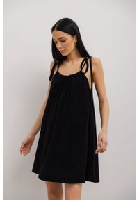 Marsala - Sukienka FROTTE w kolorze TOTALLY BLACK - GABBY-M/L. Kolor: czarny. Materiał: materiał, poliester, wiskoza. Wzór: gładki. Typ sukienki: w kształcie A. Długość: mini #1