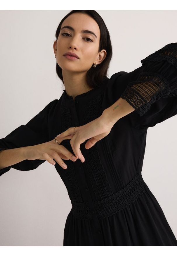 Reserved - Sukienka z ozdobnym haftem - czarny. Kolor: czarny. Materiał: wiskoza. Wzór: haft