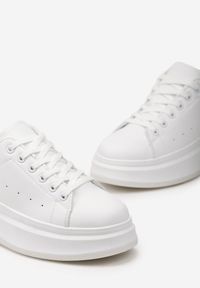 Born2be - Biało-Złote Sneakersy z Delikatną Perforacją i Gumowym Misiem przy Sznurówkach Zephra. Kolor: biały. Materiał: guma #2