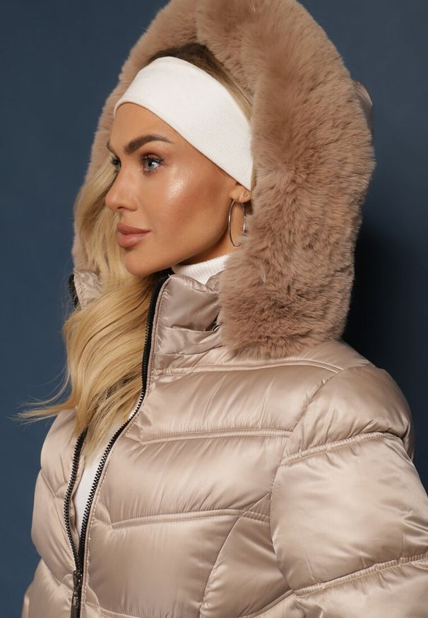 Renee - Beżowa Kurtka Płaszcz za Kolano z Pikowaniem i Odpinanym Kapturem Calarin. Kolor: beżowy. Materiał: futro, zamsz. Długość: długie. Sezon: zima. Styl: elegancki