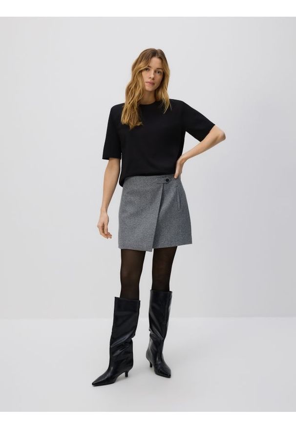 Reserved - Spódnica mini z zakładką - ciemnoszary. Kolor: szary. Materiał: tkanina. Długość: krótkie