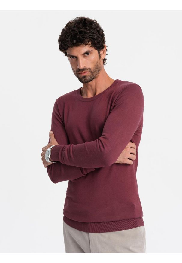 Ombre Clothing - Sweter klasyczny męski z wiskozą BASIC z okrągłym dekoltem – bordowy V11 - Rozmiar: XL. Okazja: do pracy, na co dzień, na spotkanie biznesowe. Kolor: czerwony. Materiał: wiskoza. Wzór: gładki. Styl: klasyczny