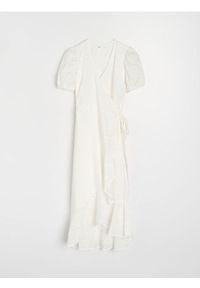 Sinsay - Bawełniana ażurowa sukienka midi z falbaną i wiązaniem - biały. Kolor: biały. Materiał: bawełna. Wzór: ażurowy. Długość: midi