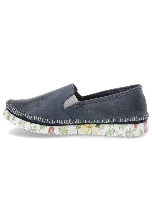 Niebieskie Wygodne Półbuty Maciejka Modne Buty Damskie. Okazja: na co dzień, na spacer. Zapięcie: bez zapięcia. Kolor: niebieski. Materiał: guma, skóra. Wzór: kwiaty. Sezon: wiosna. Styl: casual