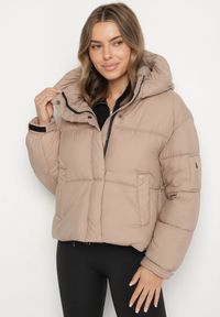 Born2be - Beżowa Pikowana Kurtka Puffer z Kapturem i Kieszonką przy Rękawie Galieana. Okazja: na spacer. Typ kołnierza: kaptur. Kolor: beżowy. Materiał: jeans, dzianina. Styl: sportowy, elegancki