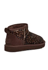 Ugg - Buty zimowe damskie UGG W Classic Ultra Mini. Okazja: na plażę. Kolor: brązowy. Materiał: materiał. Sezon: zima. Styl: młodzieżowy