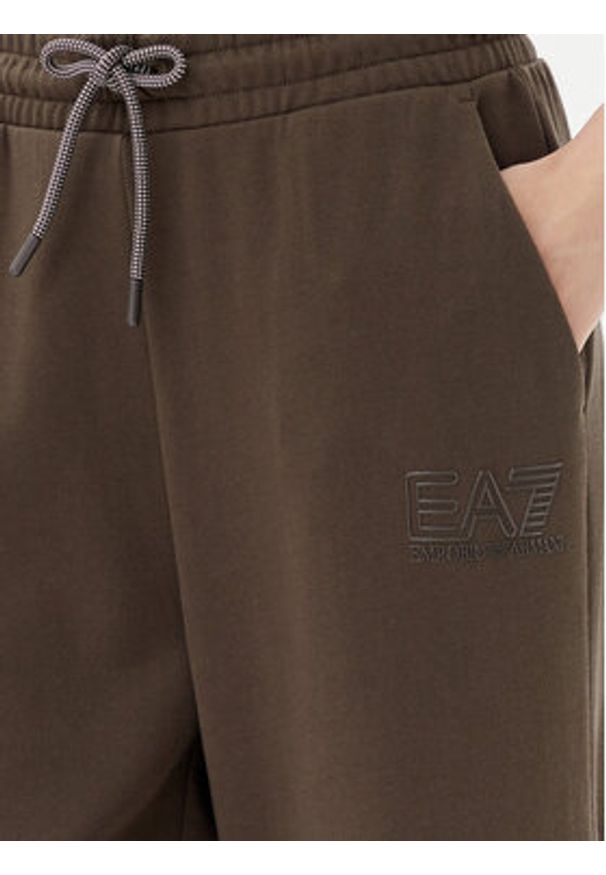 EA7 Emporio Armani Spodnie dresowe 7W000106 AF12473 U6139 Brązowy Loose Fit. Kolor: brązowy. Materiał: bawełna