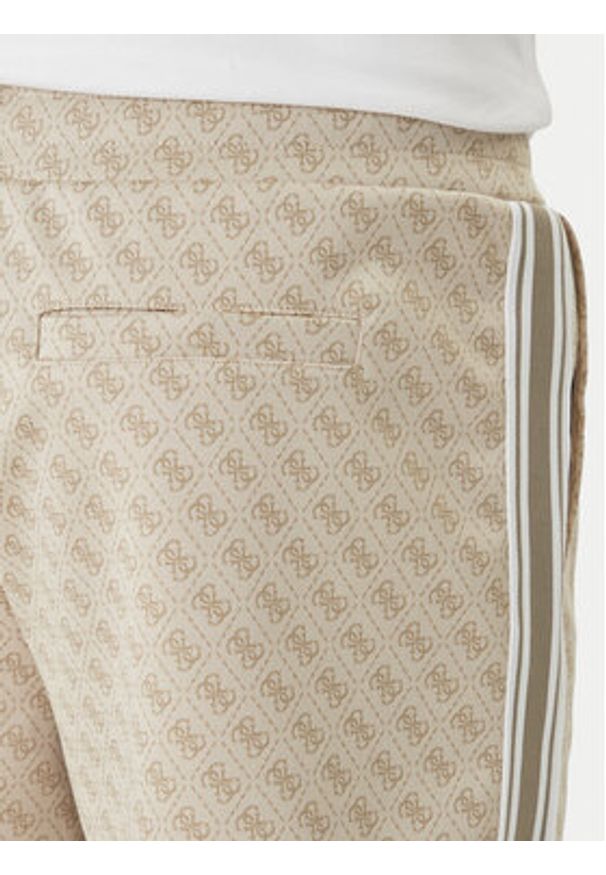Guess Szorty sportowe Z6GD12 K3220 Beżowy Regular Fit. Kolor: beżowy. Materiał: syntetyk. Styl: sportowy