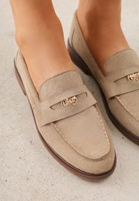 Born2be - Beżowe Mokasyny VICES z Wkładką ze Skóry Naturalnej i Metaliczną Aplikacją Nanora. Nosek buta: okrągły. Kolor: brązowy. Materiał: skóra. Wzór: aplikacja. Obcas: na obcasie. Styl: klasyczny. Wysokość obcasa: niski #3