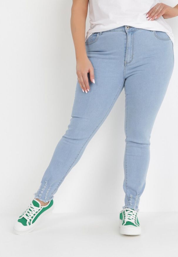 Born2be - Jasnoniebieskie Jeansy Eidele. Okazja: na co dzień. Kolekcja: plus size. Kolor: niebieski. Długość: długie. Wzór: aplikacja. Styl: casual