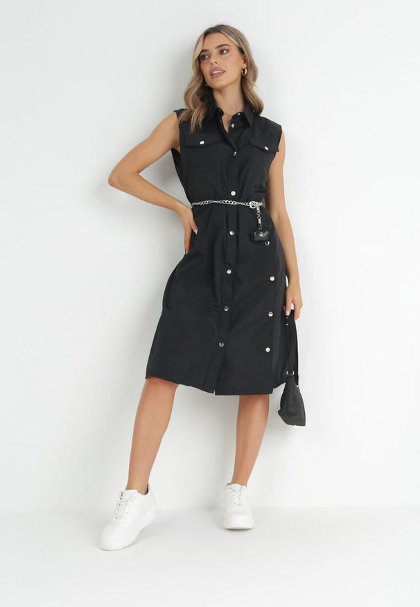 Born2be - Czarna Sukienka z Łańcuszkiem z Saszetką Idorine. Kolor: czarny. Sezon: wiosna, lato. Długość: maxi