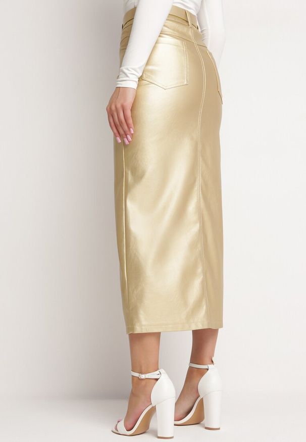 Born2be - Złota Spódnica Maxi z Ekoskóry o Ołówkowym Kroju z Rozcięciem Jile. Okazja: na co dzień. Stan: podwyższony. Kolor: złoty. Wzór: aplikacja. Styl: elegancki, casual