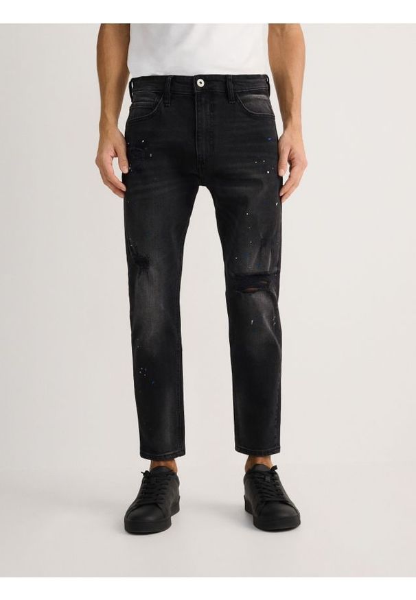 Reserved - Jeansy carrot slim z przetarciami - czarny. Kolor: czarny