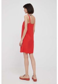 Sisley sukienka kolor czerwony mini prosta. Kolor: czerwony. Materiał: tkanina. Długość rękawa: na ramiączkach. Typ sukienki: proste. Długość: mini #2